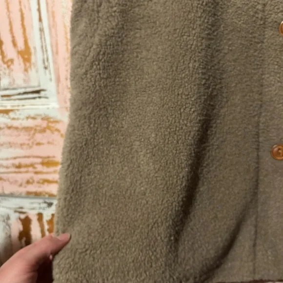 Cozy Women's Beige Vest with Button Closure - Picture 5 of 9